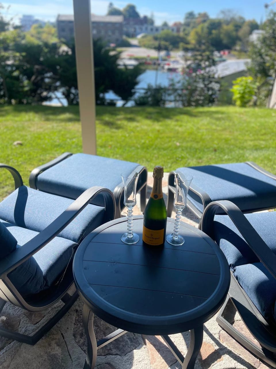 2 Rivers Inn The Thousand Islands - LUXURY WATERFRONT SUITE & WALKOUT Inn in Gananoque
