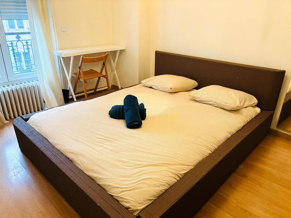 Bed, Bedroom, towels