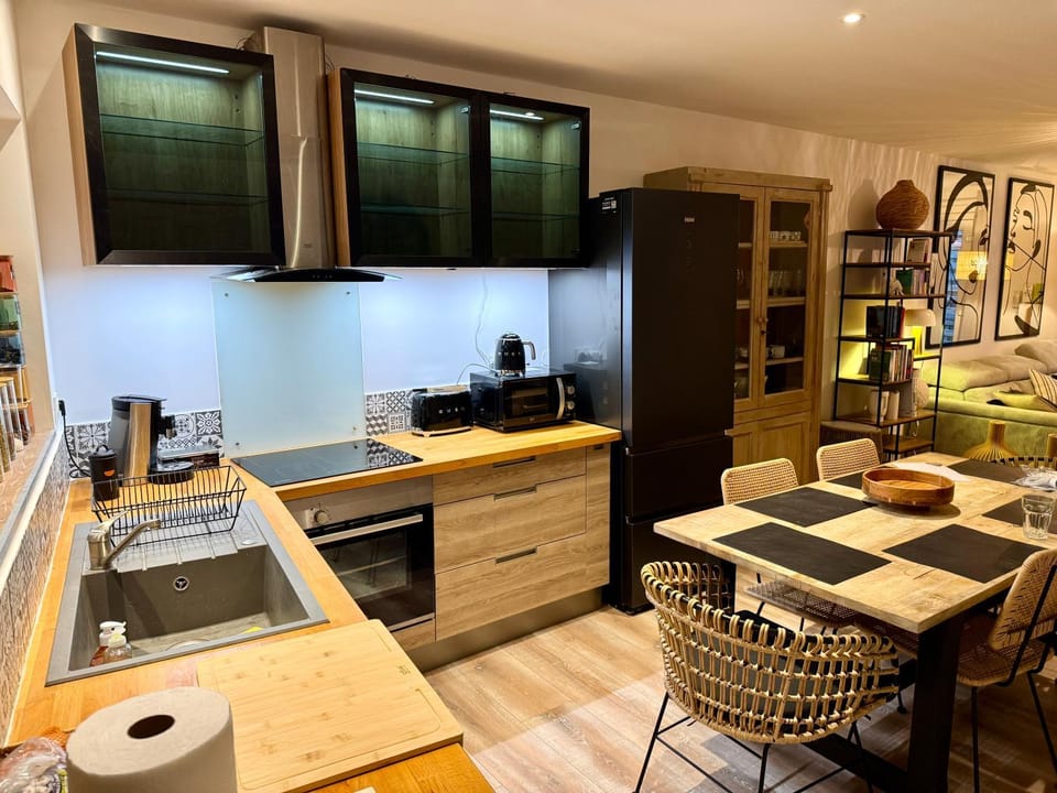 Kitchen or kitchenette, Dining area, dishwasher, oven, stove, toaster