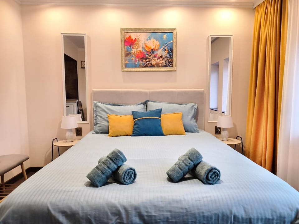 Bed, Photo of the whole room, Bedroom, towels