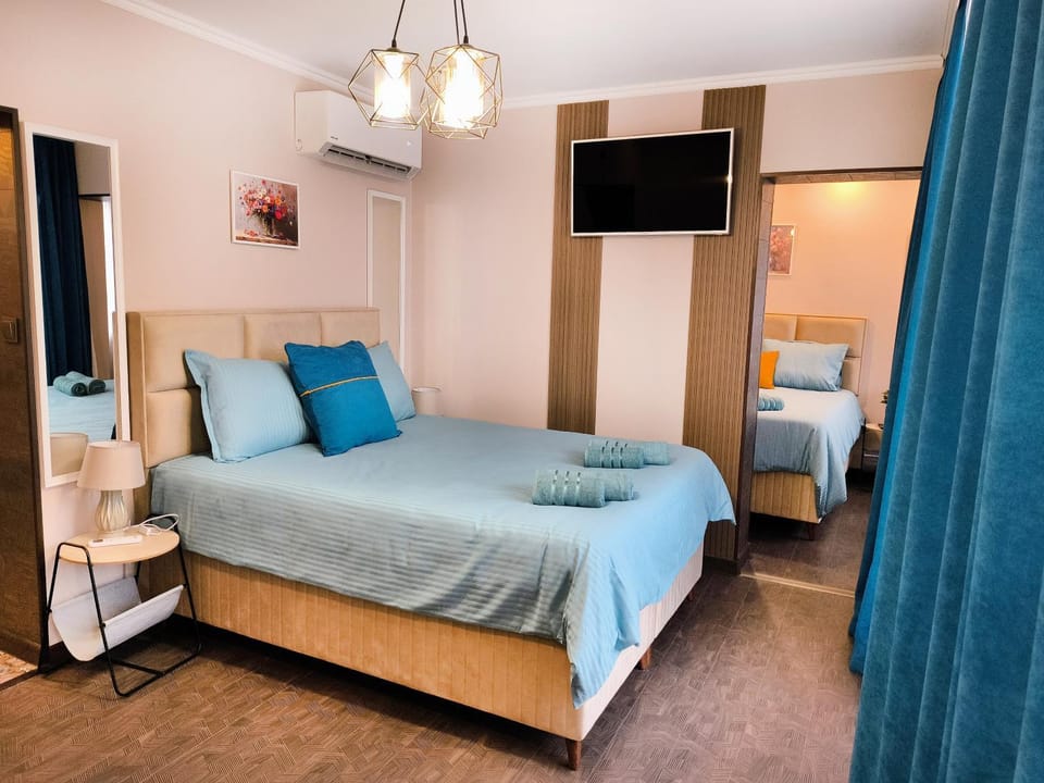 Communal lounge/ TV room, Bed, TV and multimedia, Photo of the whole room, Bedroom, towels, air conditioner