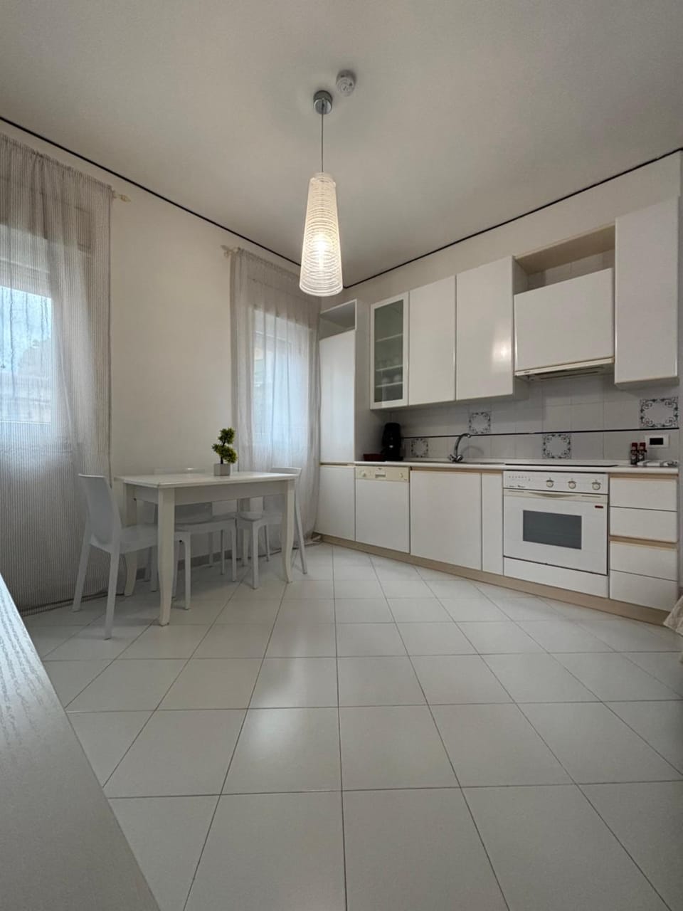 Kitchen or kitchenette, Dining area, dishwasher, minibar, oven, stove