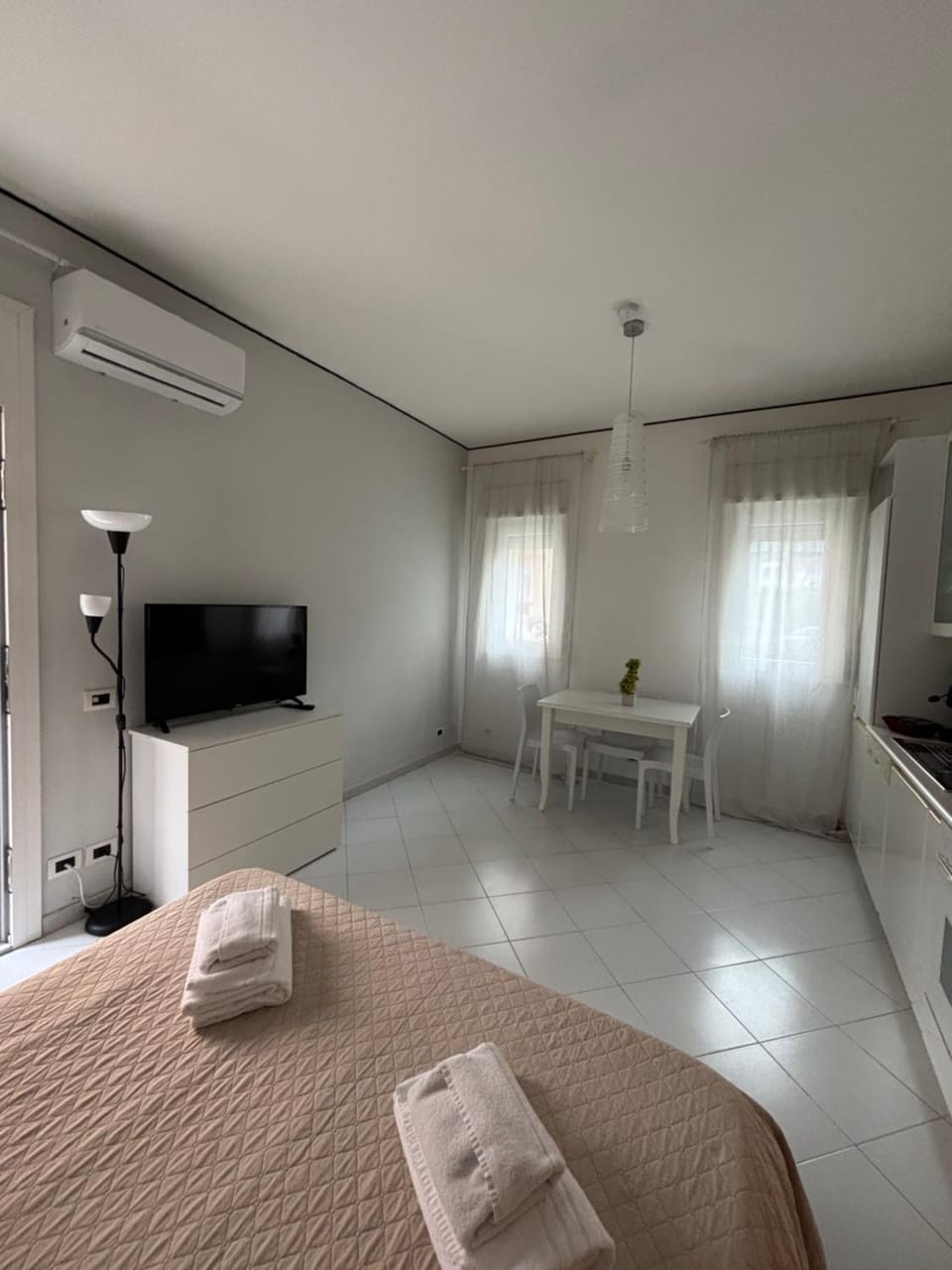 Communal lounge/ TV room, Bed, TV and multimedia, Living room, Photo of the whole room, Seating area, Evening entertainment, Bedroom, towels, air conditioner