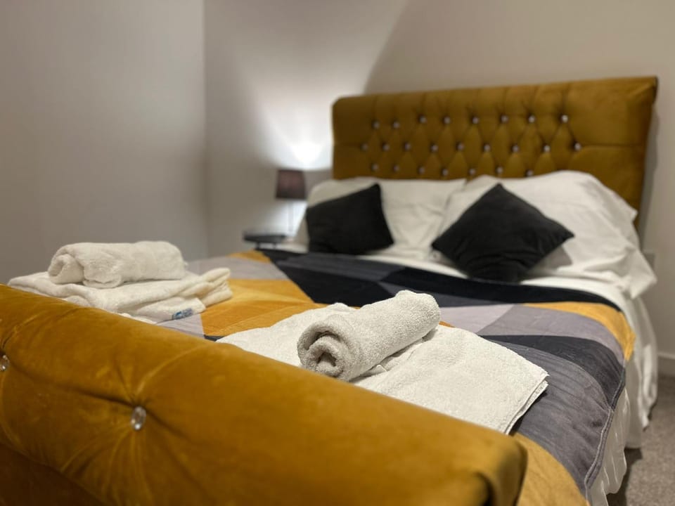 Bed, Photo of the whole room, Bedroom, towels