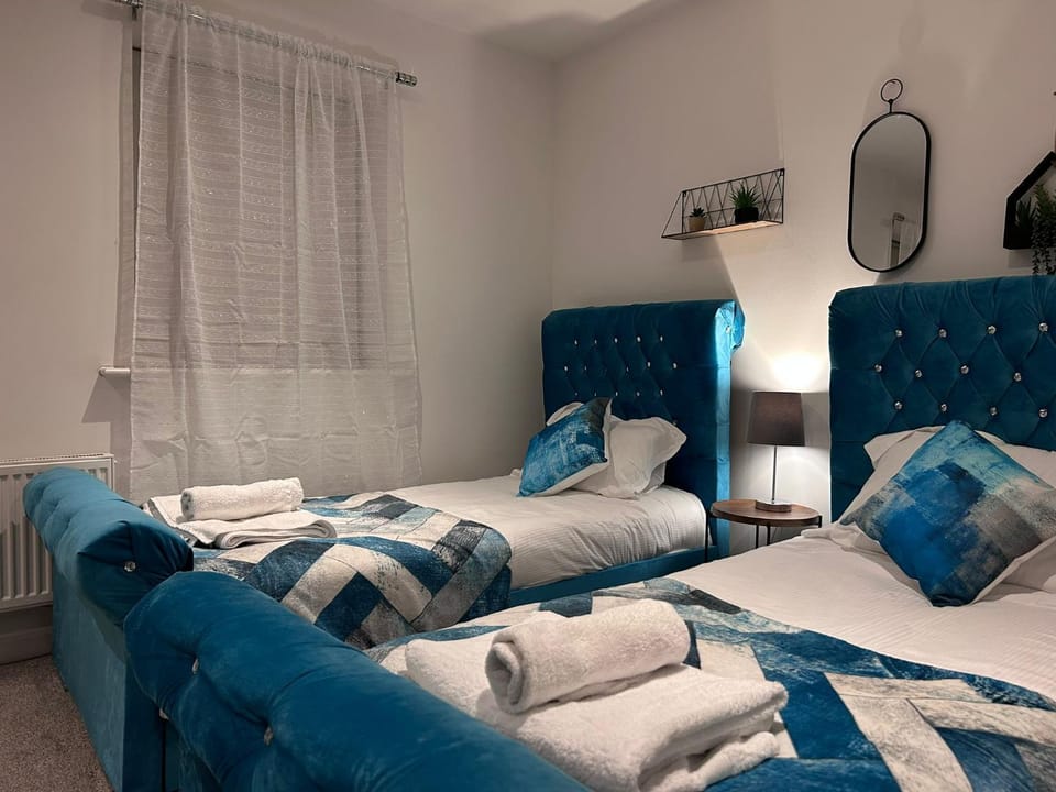 Bed, Photo of the whole room, Bedroom, towels
