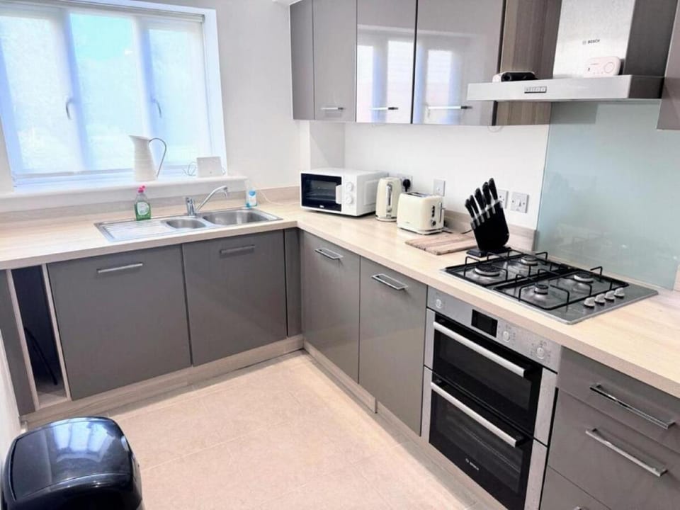 Coffee/tea facilities, Kitchen or kitchenette, internet, oven, stove, toaster