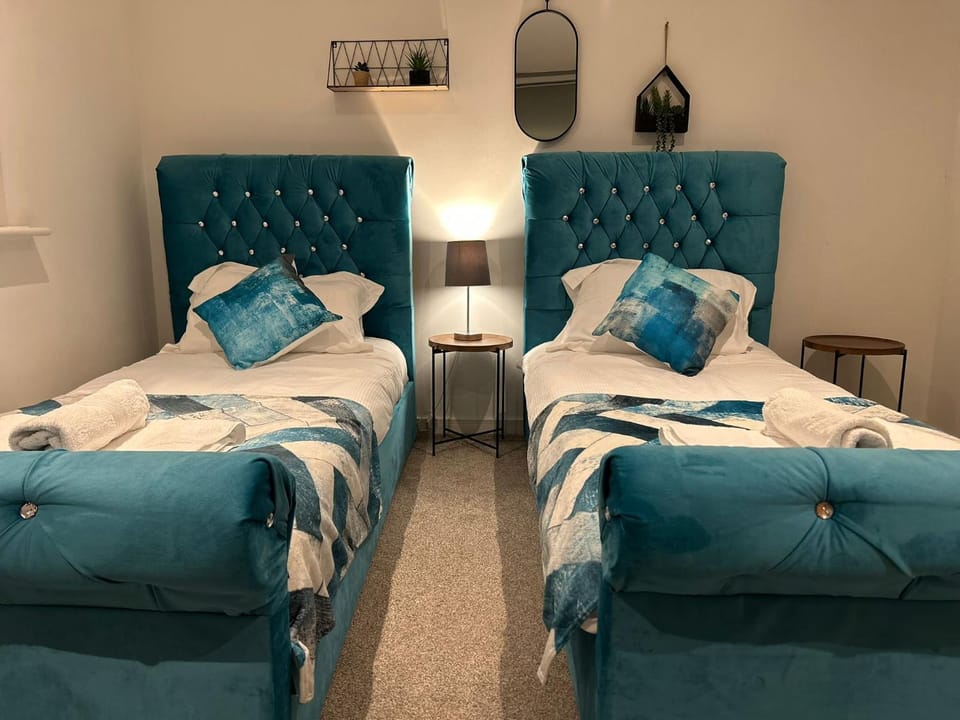 Bed, Photo of the whole room, Bedroom, towels