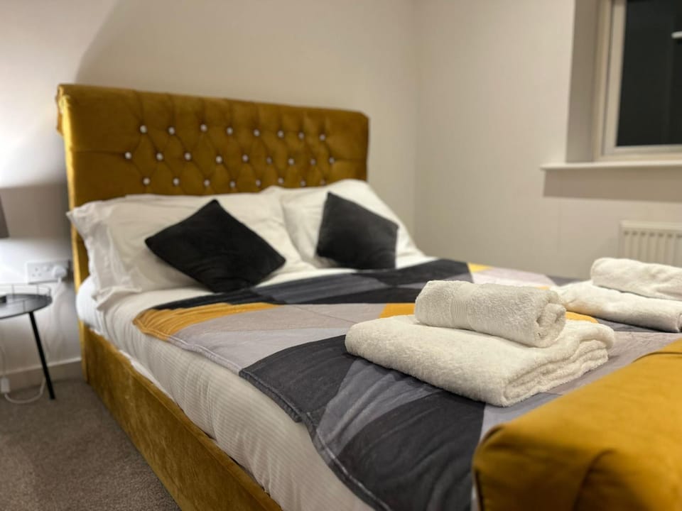 Bed, Photo of the whole room, Bedroom, towels