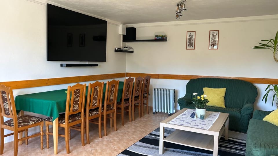 Communal lounge/ TV room, TV and multimedia, Living room, Seating area, Evening entertainment