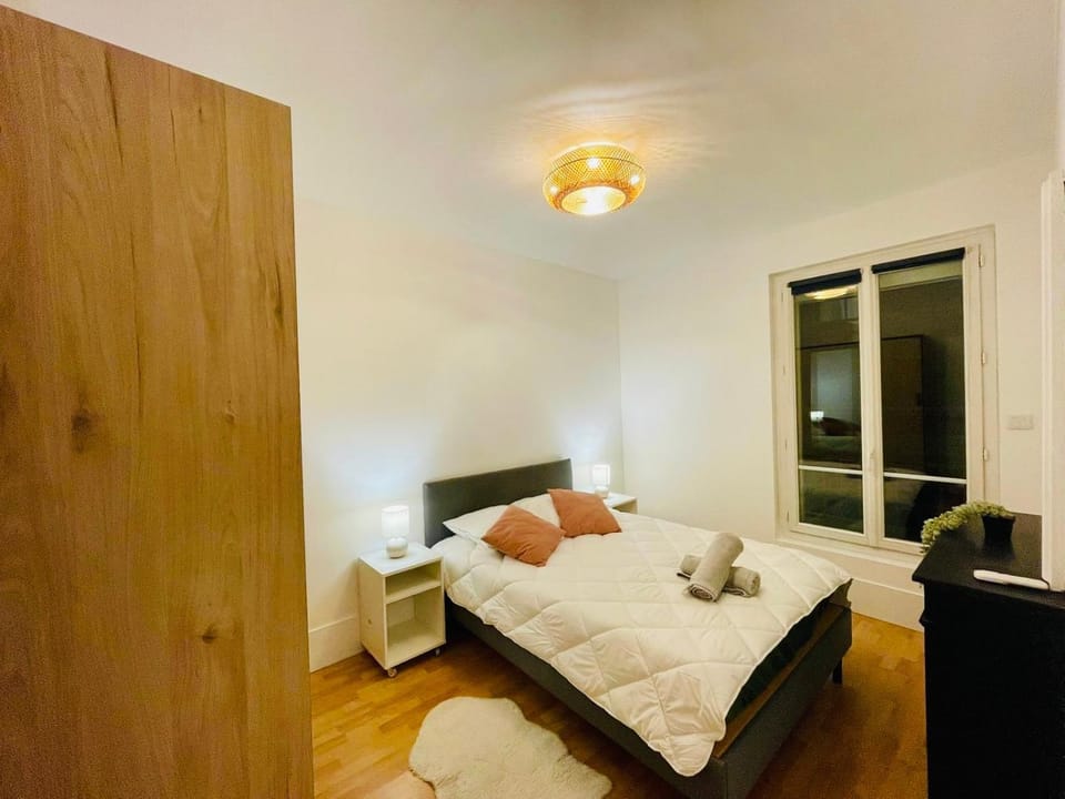 Bed, Bedroom, towels