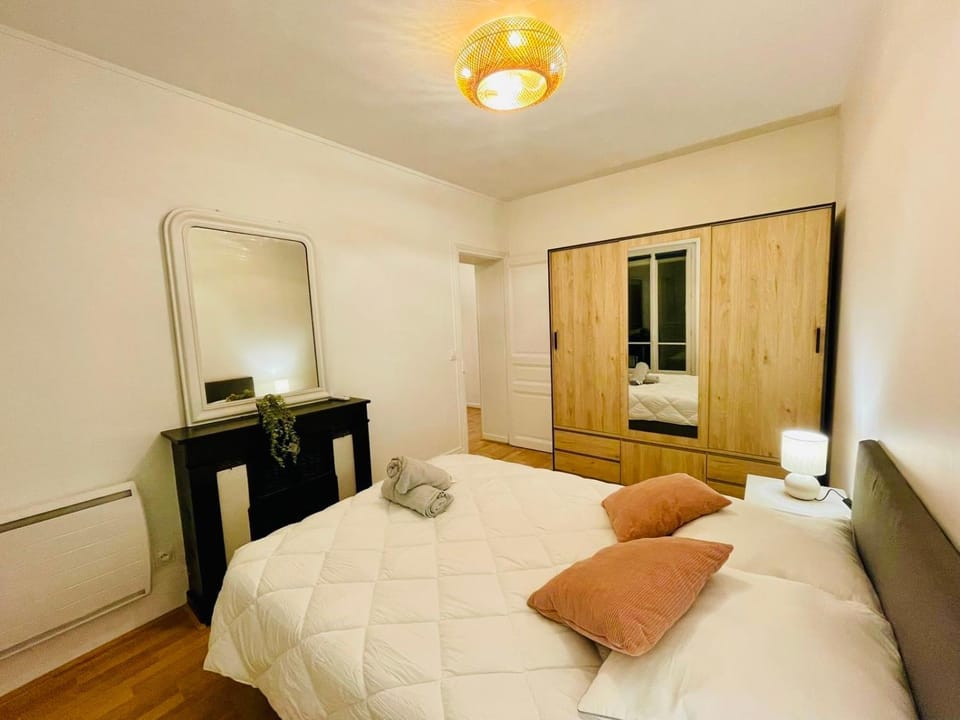 Bed, Photo of the whole room, Bedroom, wardrobe