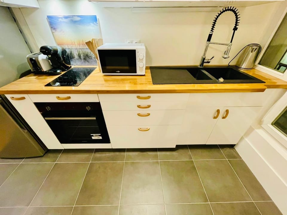 Kitchen or kitchenette, oven, pet friendly, stove, toaster