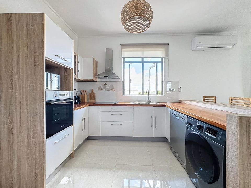 Coffee/tea facilities, dishwasher, microwave, oven, stove, washing machine