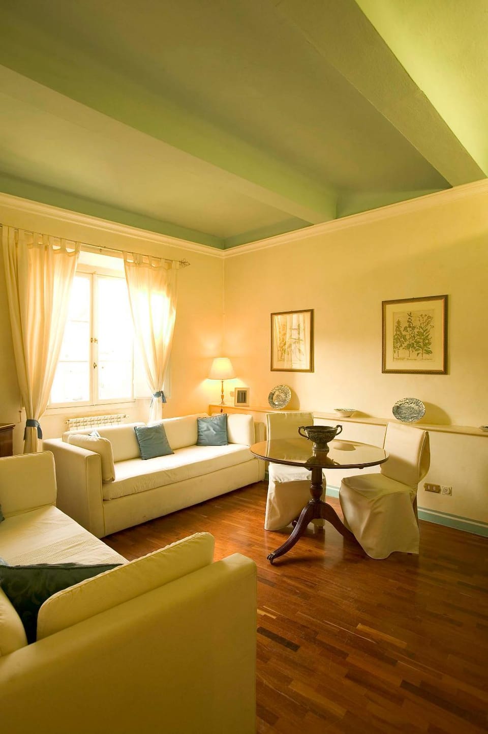 Living room, Seating area