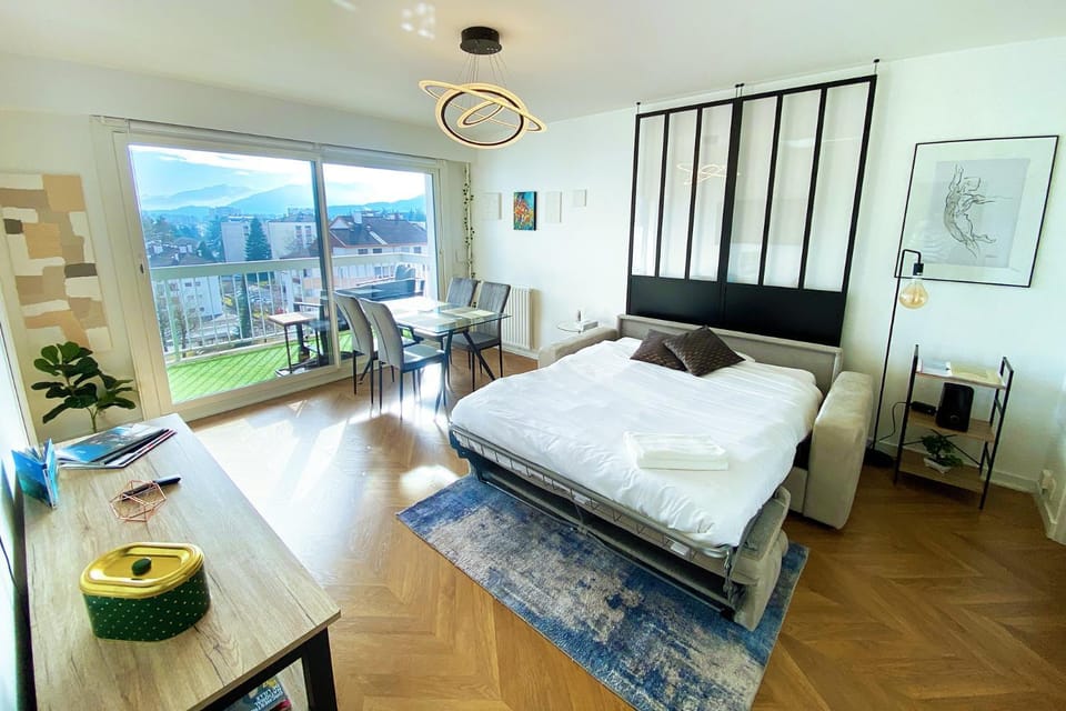 Communal lounge/ TV room, Bed, Living room, City view, Lake view, Mountain view, Meals