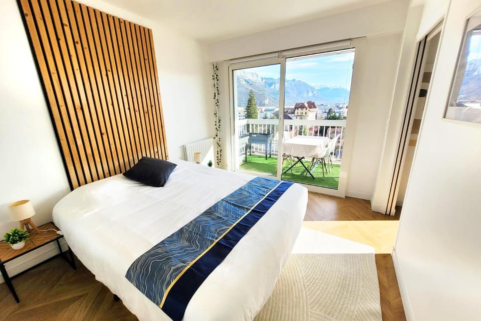 Bed, Natural landscape, Photo of the whole room, Bedroom, Lake view, Mountain view