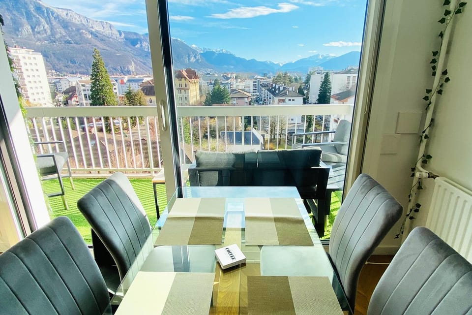 Patio, Natural landscape, View (from property/room), Balcony/Terrace, Living room, Seating area, Dining area, Mountain view