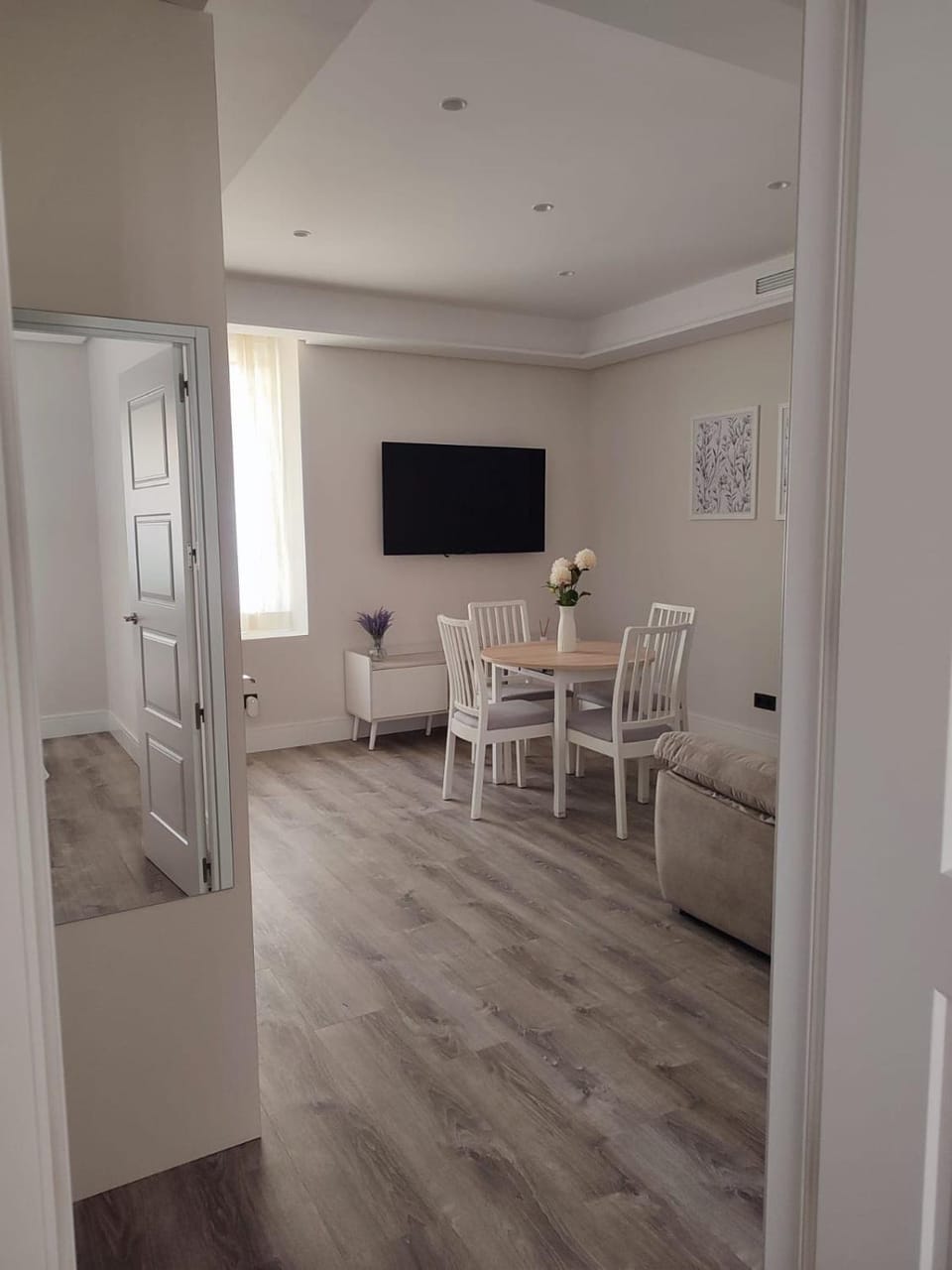 TV and multimedia, Living room, Seating area, Dining area