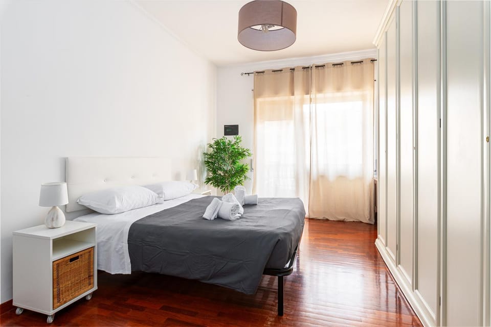 Bed, Bedroom, towels