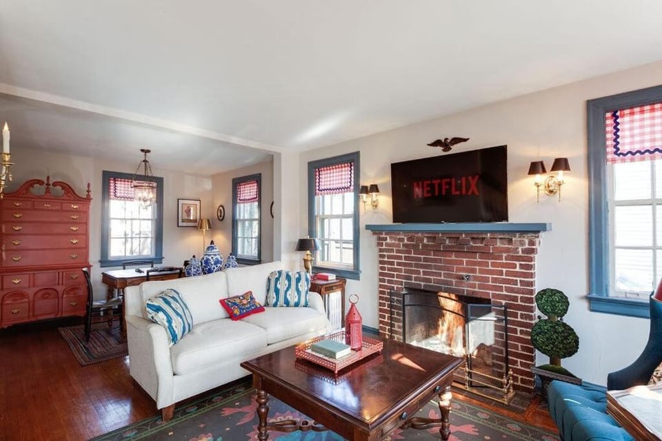 TV and multimedia, Living room, Seating area, Evening entertainment