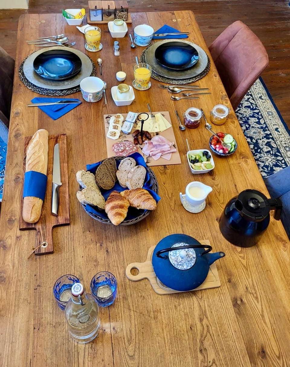 Dining area, Continental breakfast