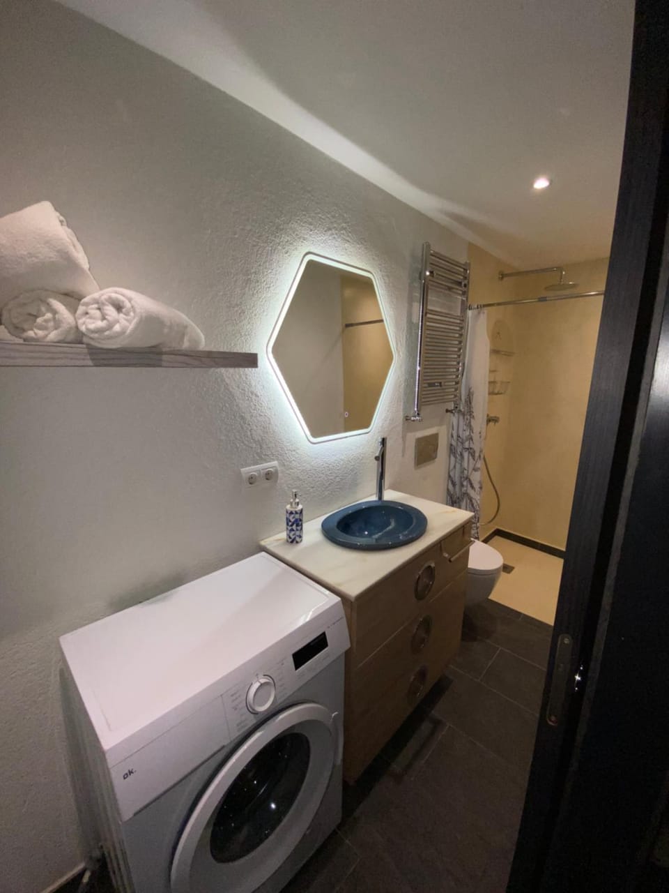 Bathroom, towels, washing machine