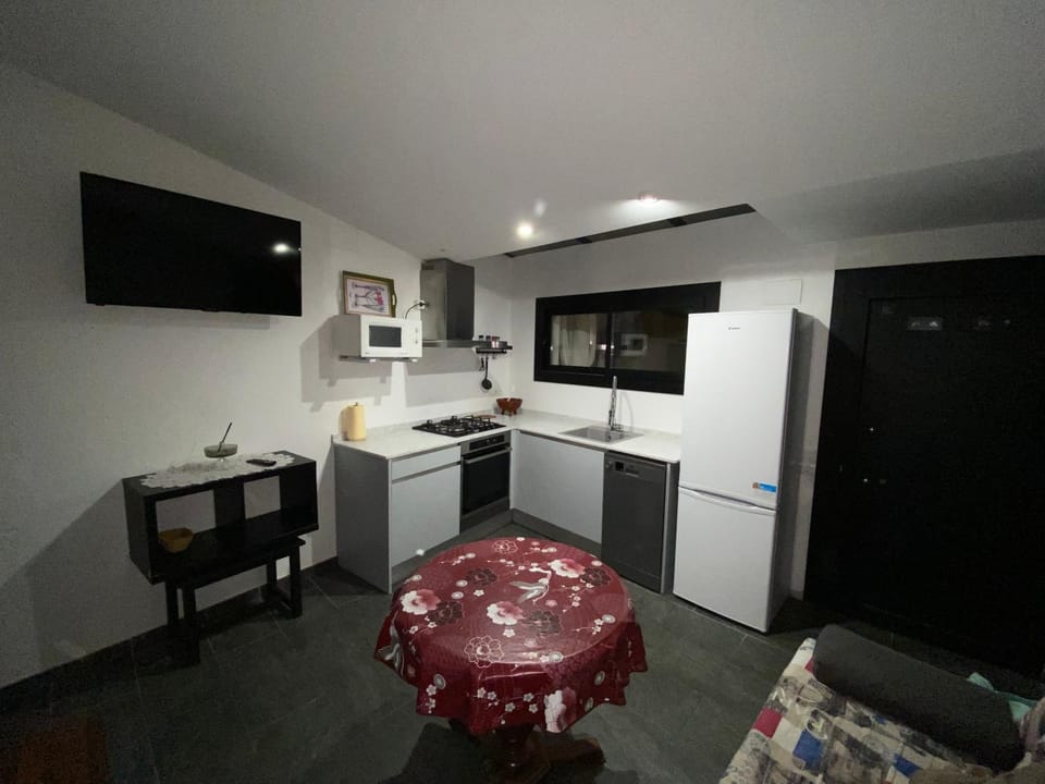 Kitchen or kitchenette, Dining area, oven, stove