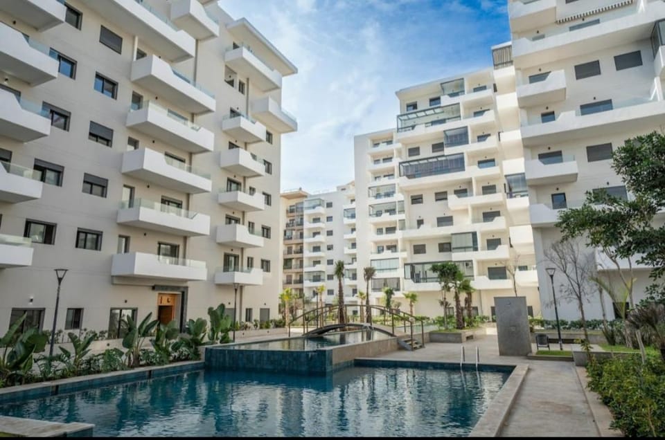 Property building, Balcony/Terrace, Pool view, Swimming pool, sunbed