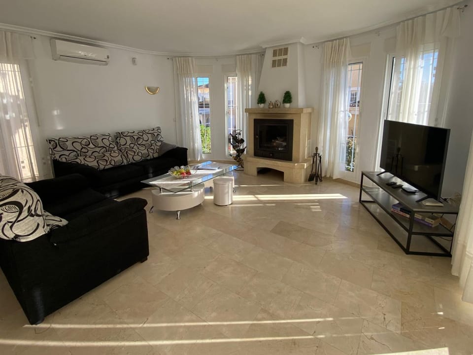 Communal lounge/ TV room, TV and multimedia, Living room, Seating area, Evening entertainment, air conditioner