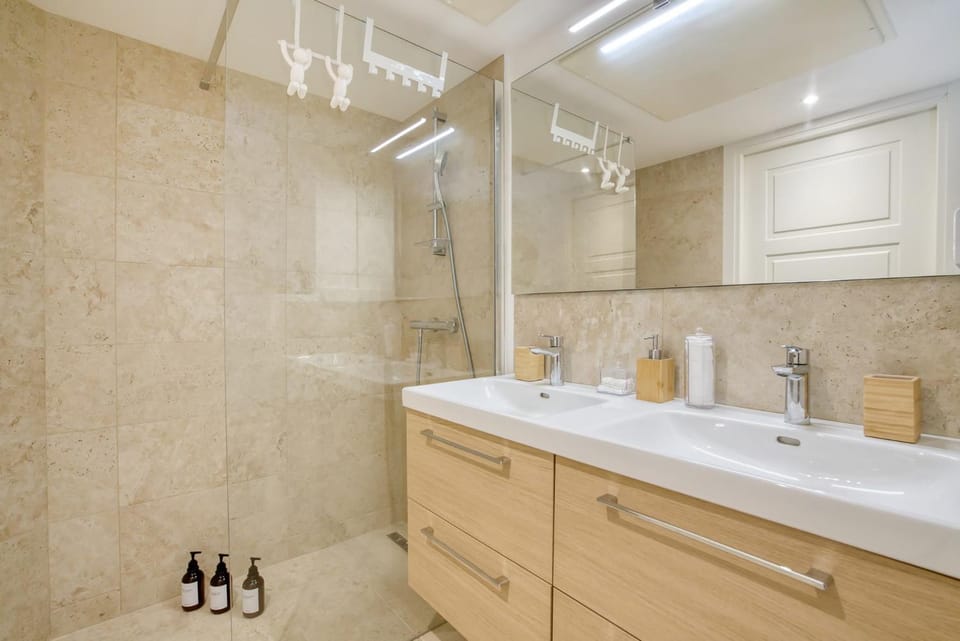 Shower, Bathroom, towels