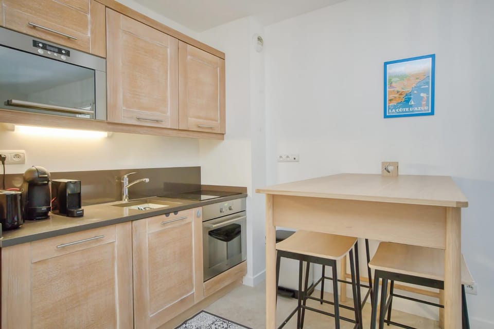 Coffee/tea facilities, Kitchen or kitchenette, Dining area, dishwasher, oven, stove, toaster