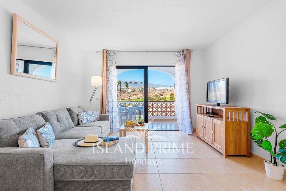 TV and multimedia, View (from property/room), Balcony/Terrace, Living room, Decorative detail, Seating area, Mountain view