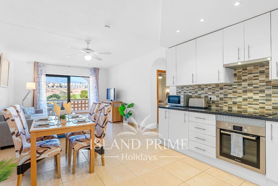 Coffee/tea facilities, Kitchen or kitchenette, Dining area, microwave, oven, stove, toaster, washing machine
