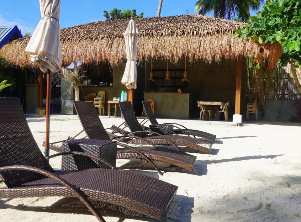 Restaurant/places to eat, Lounge or bar, Beach