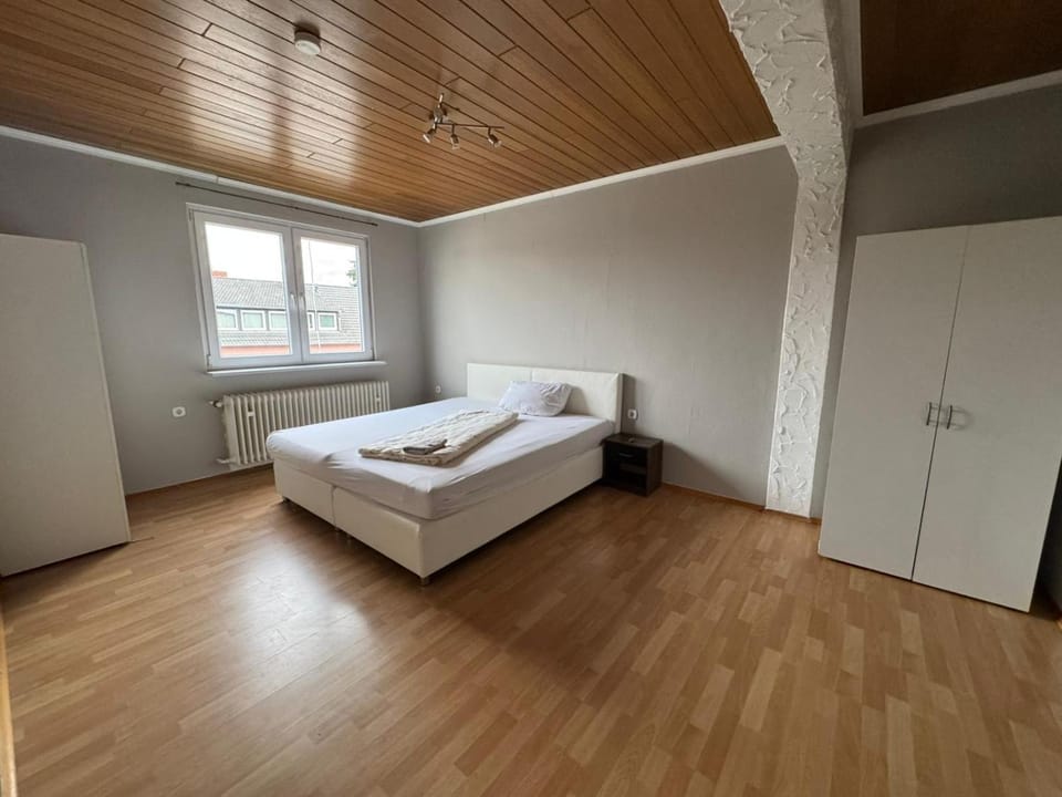 Bed, Photo of the whole room, Bedroom, Garden view, Street view, Quiet street view, heating, towels, wardrobe