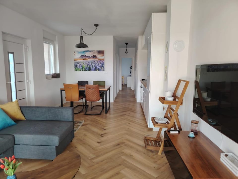 Communal lounge/ TV room, TV and multimedia, Living room, Seating area, Evening entertainment