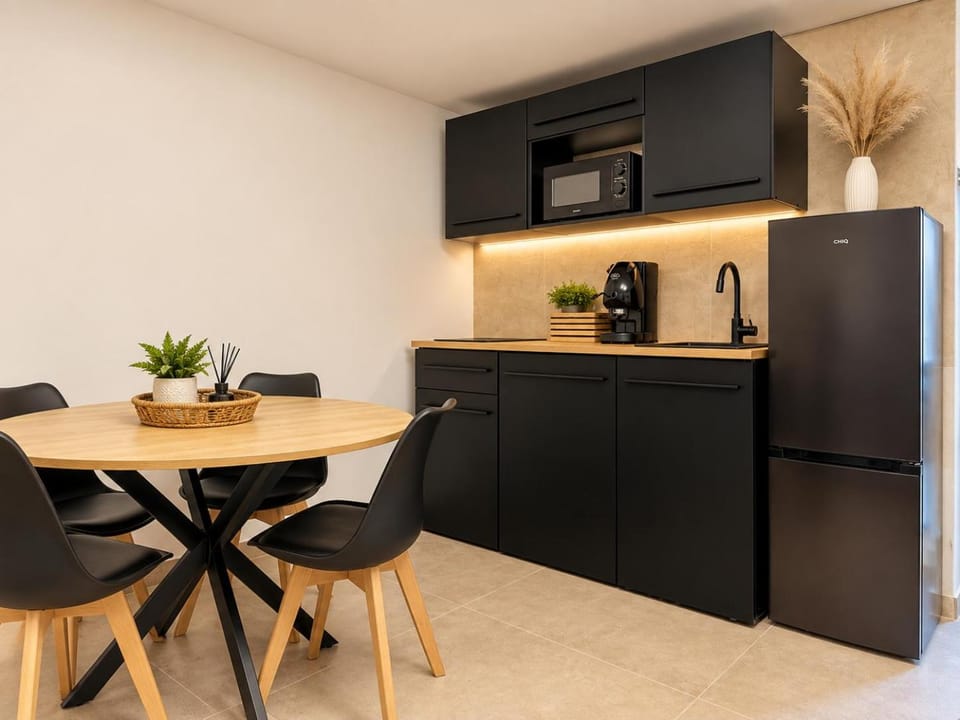 Coffee/tea facilities, Kitchen or kitchenette, Dining area, stove