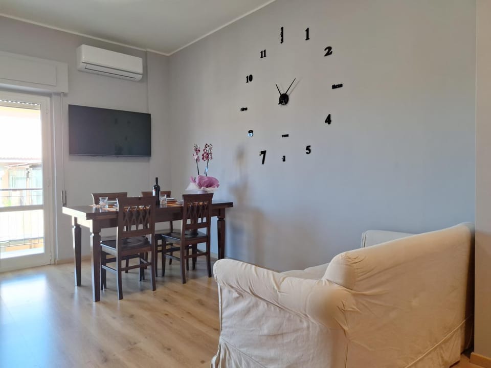 Communal lounge/ TV room, TV and multimedia, Living room, Seating area, Dining area, air conditioner