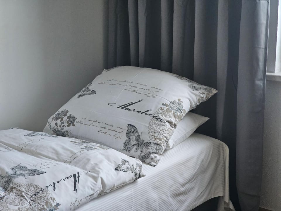 Bed, Living room