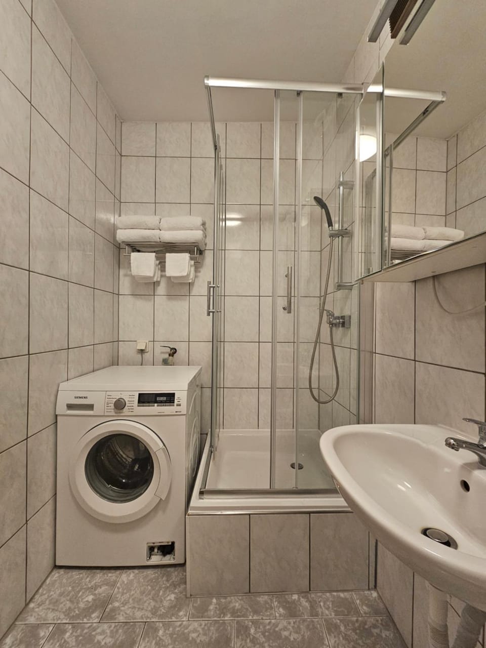 Shower, Bathroom, towels, washing machine