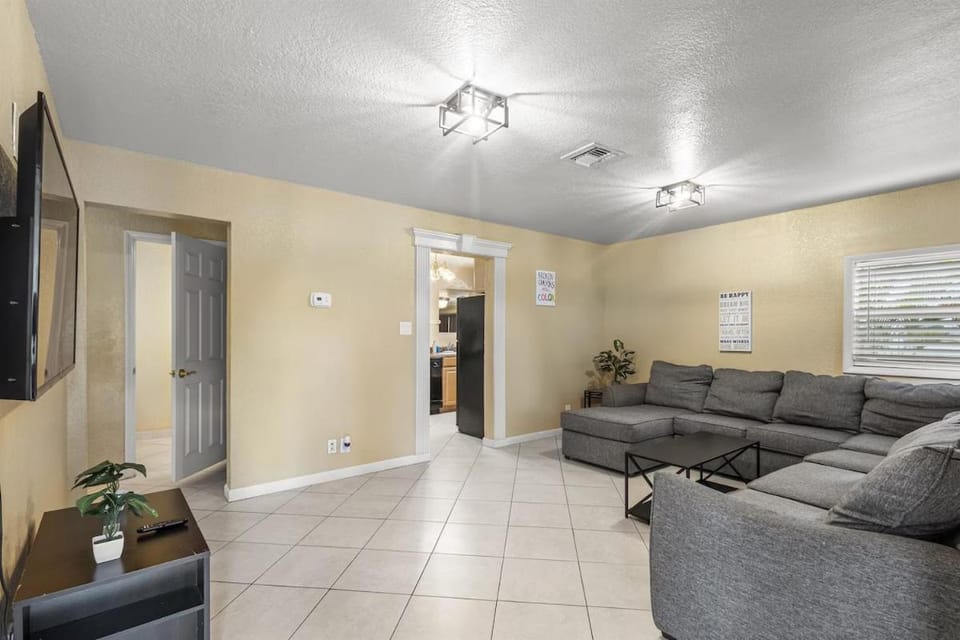Sleeps 12 - House Guest Apt - Plenty of parking House in West Palm Beach