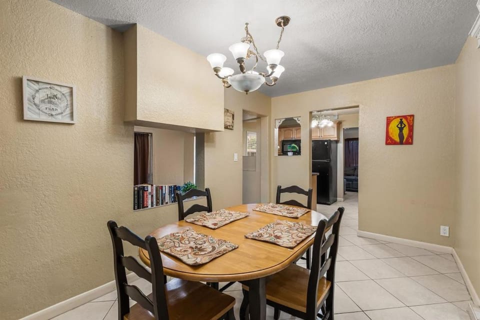 Sleeps 12 - House Guest Apt - Plenty of parking House in West Palm Beach