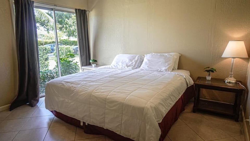 Sleeps 12 - House Guest Apt - Plenty of parking House in West Palm Beach