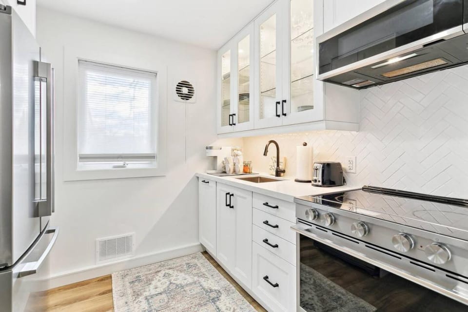 Coffee/tea facilities, Kitchen or kitchenette, dishwasher, oven, stove, toaster