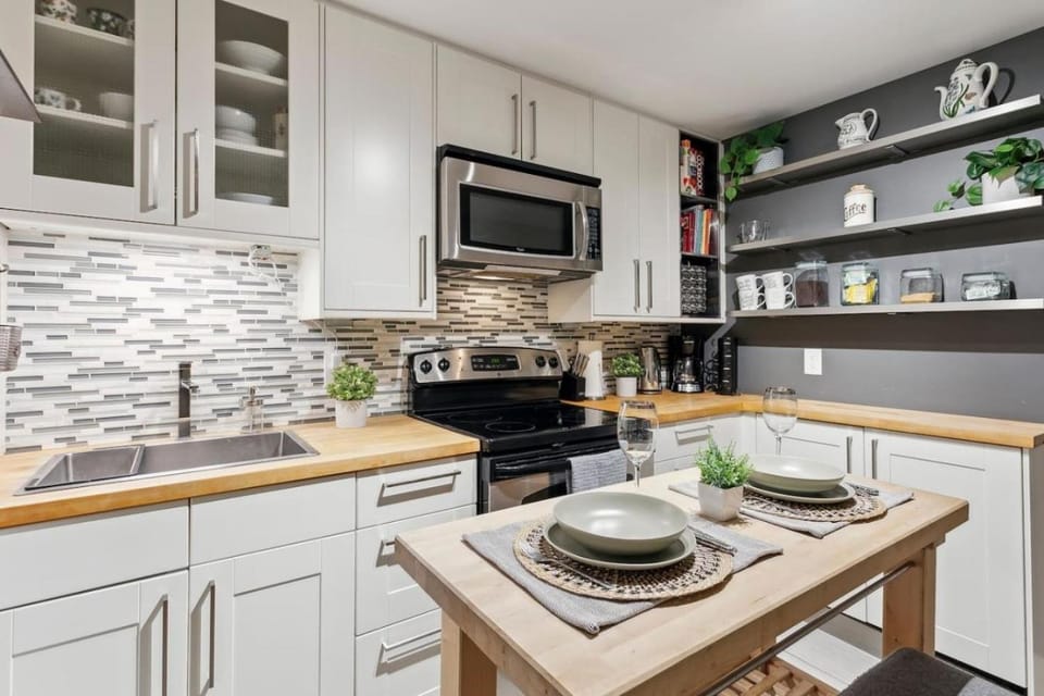 Private Streetsville Guesthouse with Hot Tub Bed and Breakfast in Milton