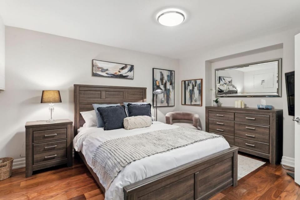 Private Streetsville Guesthouse with Hot Tub Bed and Breakfast in Milton