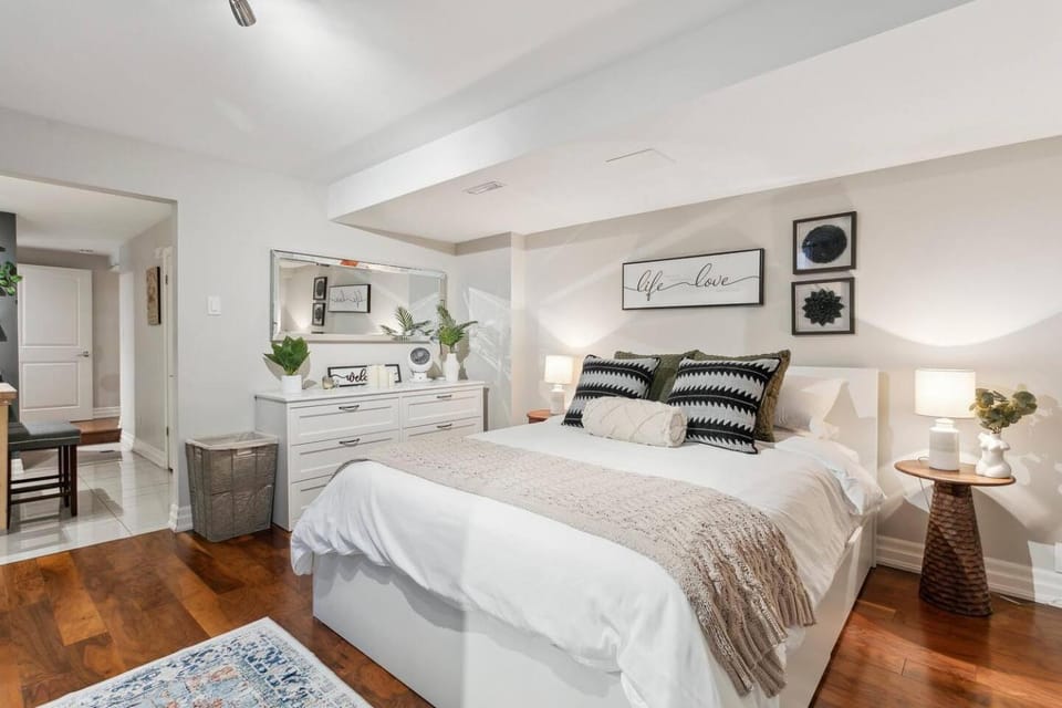 Cozy & Stylish 2br W Hot Tub & Fireplaces Bed and Breakfast in Milton