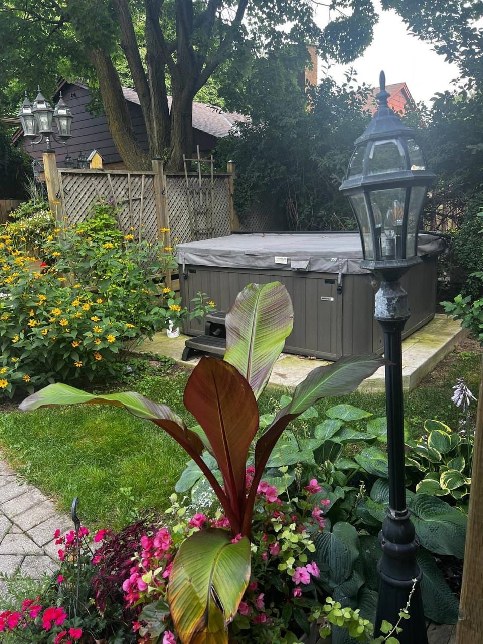 Cozy & Stylish 2br W Hot Tub & Fireplaces Bed and Breakfast in Milton