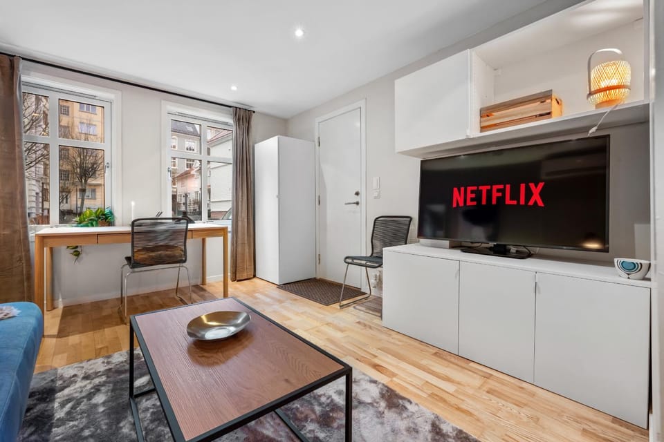 TV and multimedia, Living room, Seating area, Evening entertainment