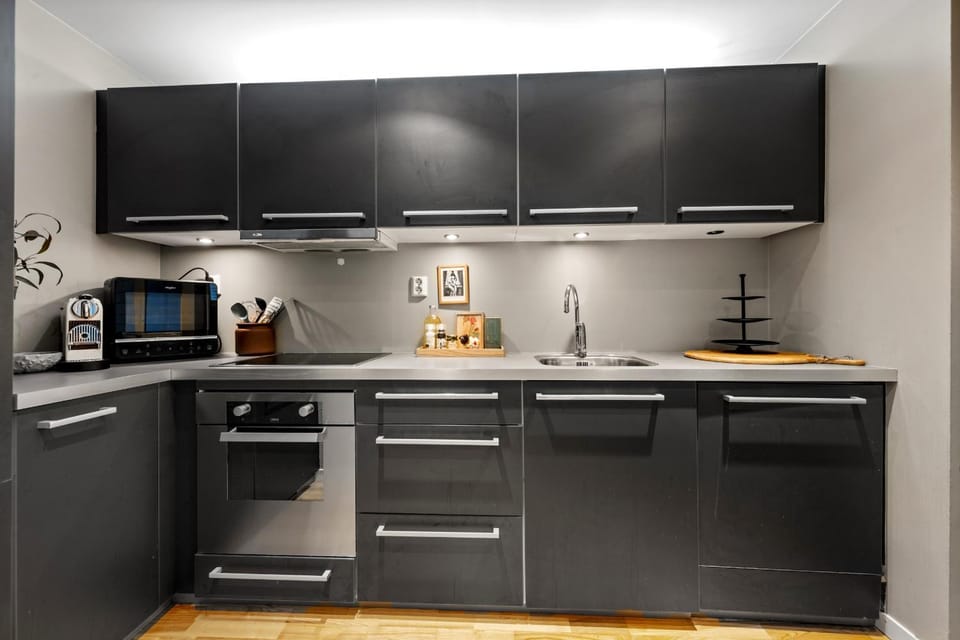 Coffee/tea facilities, Kitchen or kitchenette, oven, stove